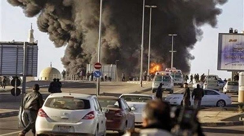 Η Λιβύη καταρρέει φλεγόμενη...
