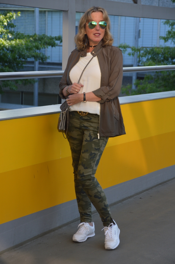 Military-Look mit Camouflage-Hose Ü40 Military-Style mit Camouflage-Hose