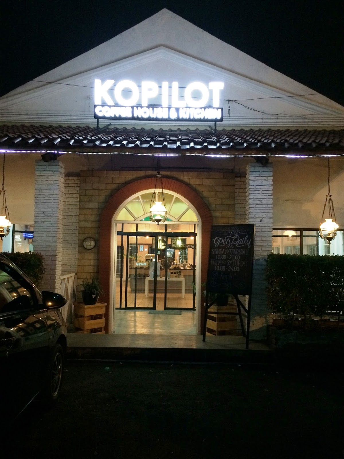 Inspirasikukeni Minum Kopi Di Hanggar Pesawat Tempur Kopilot Coffee