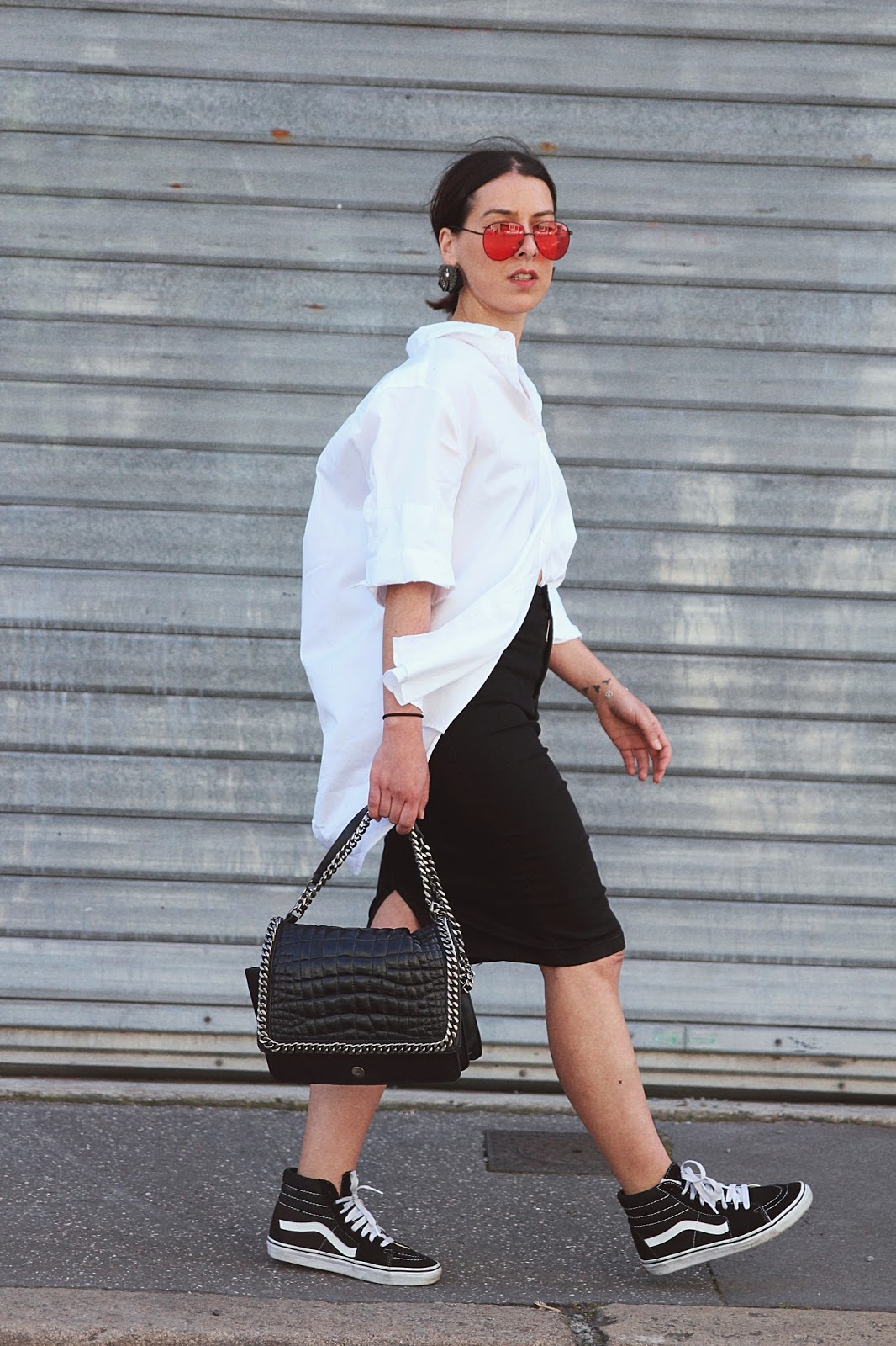 look-chemise-oversize-lunettes-verres-colorés-rouge-vans look-chemise-oversize-lunettes-verres-colorés-rouge-vans