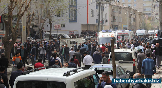 Diyarbakır’daki patlamada hayatını kaybedenlerin sayısı 3'e yükseldi DİYARBAKIR-Diyarbakır’da Çevik Kuvvet Şube Müdürlüğünde meydana gelen patlamada ağır yaralanan Polis Memuru Burhan Mercan,hayatını kaybetti.
