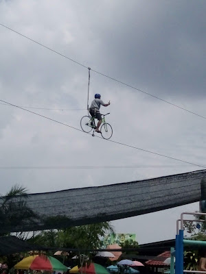 water park cluring dengan wahana air cycling air cycling di lintasan kolam renang