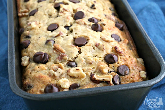 This family pleasing Oatmeal Chocolate Chip Cookie Banana Bread is chock full of hearty oats, gooey chocolate chips, & crunchy walnuts.