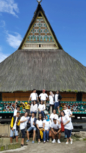 Danau Toba Dan Pulau Samosir, Wisata Alam Populer Dengan Kisah Legenda Foto bersama dengan latar Rumah adat Pulau Samosir