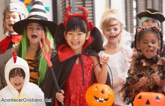 "No dejen que sus hijos participen de Halloween, advierte escritora Niños celebran Halloween