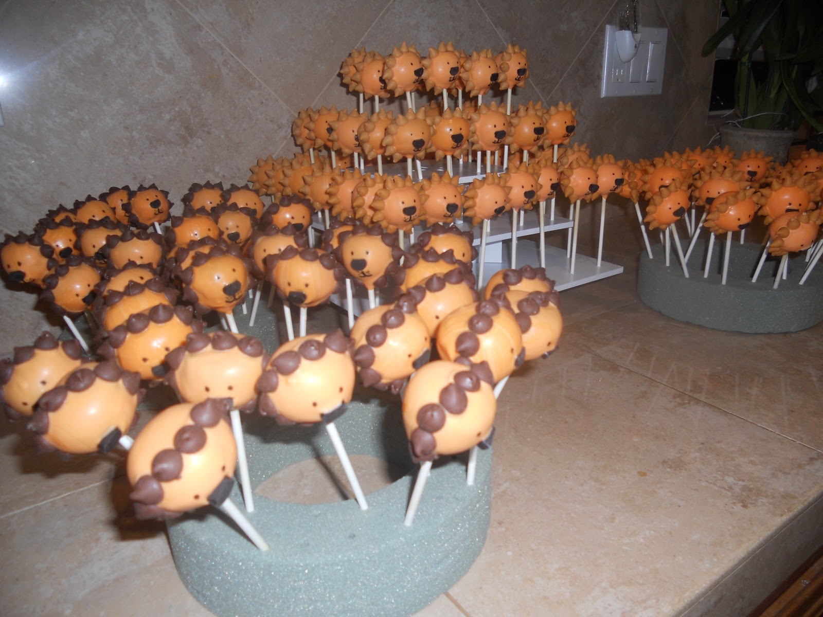 JessiCakes Project Lion's Head Cake Pops