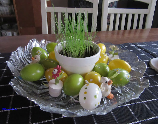 Easter grass, eggs and littleitemsin the bowl