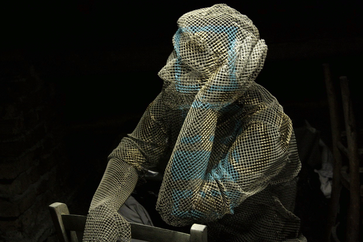 07-About-a-thought-Edoardo-Tresoldi-Chicken-Wire-Sculptures-of-People-Frozen-in-Time-www-designstack-co
