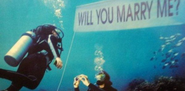 Pedir matrimonio bajo el mar - Foto: www.buzzfeed.com Pedir matrimonio bajo el mar - Foto: www.buzzfeed.com