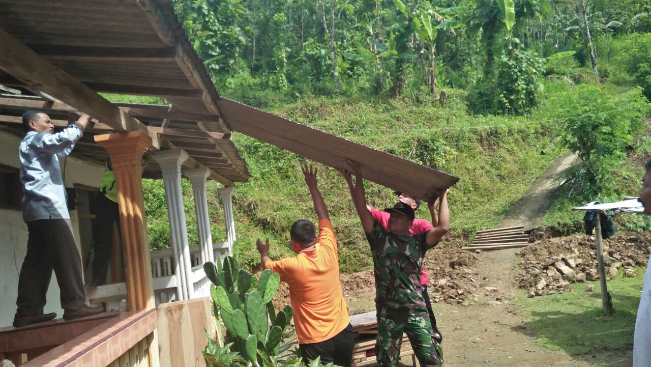 Tanah Gerak Trenggalek, Tiga Rumah Dibongkar - Trenggalek Kita