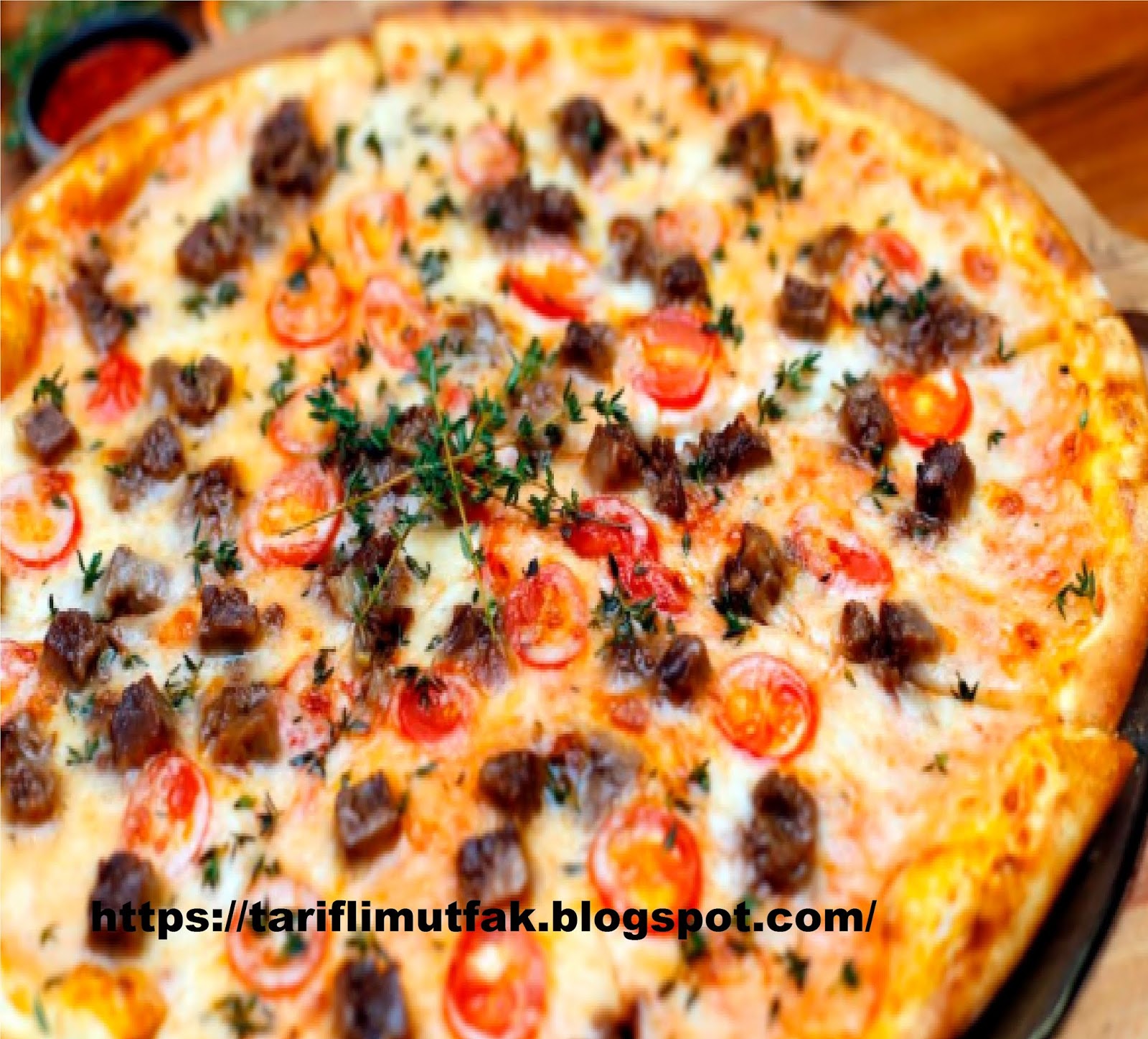 Hazır Ekmek Hamurundan Pratik Pizza Yapılışı Videosu Hazır Ekmek Hamurundan Pratik Pizza Yapılışı Videosu