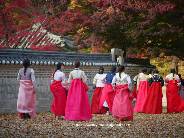 girls in traditional Korean costume