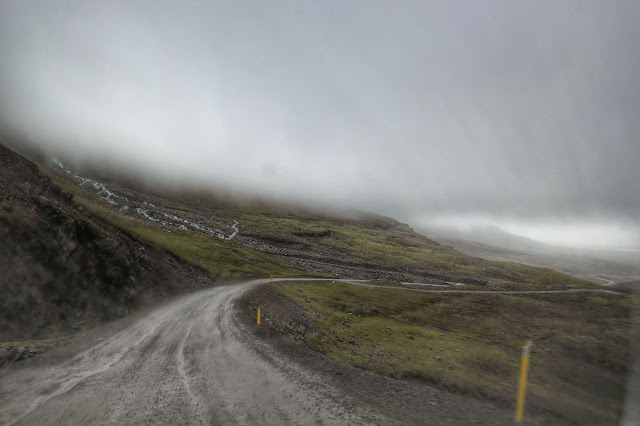 Seydisfjordur, Islândia Estrada coberta de névoa em Seydisfjordur, na Islândia