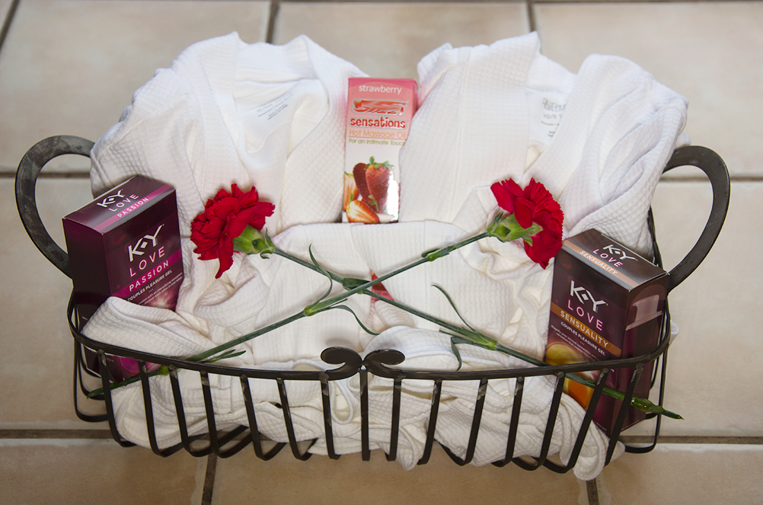 couples-massage-romantic-gift-basket