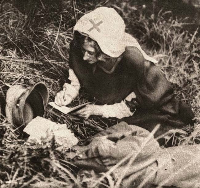 52 photos of women who changed history forever - A Red Cross nurse takes down the last words of a British soldier. [c. 1917]