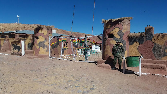 Der Eingang zu unser Militärcamp, wo ich heute die von den Soldaten erbaute Grotte für den Patron San Santiago einweihen durfte.