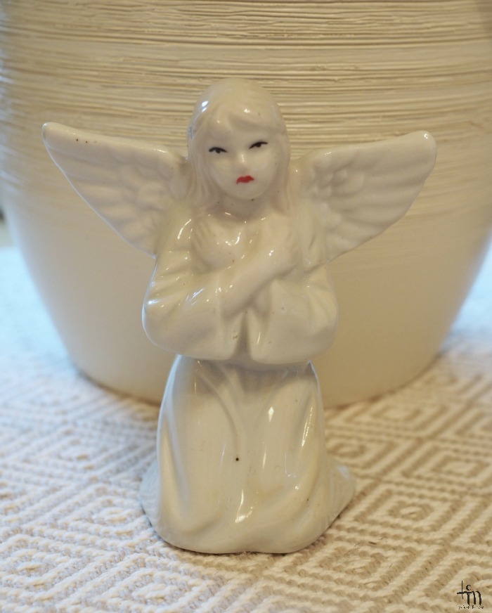 valkoinen koriste-enkeli