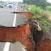 Crateras causadas por chuvas interditam trecho da BR-020 na Bahia
