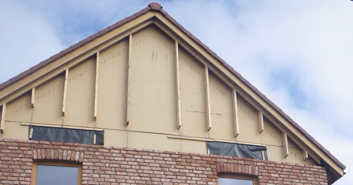 Maison paille et bois Etape 16 Le bardage en pignons