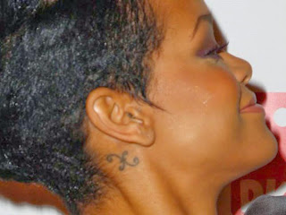 As 19 tatuagens da Rihanna e seus significados - Símbolo do signo de peixes