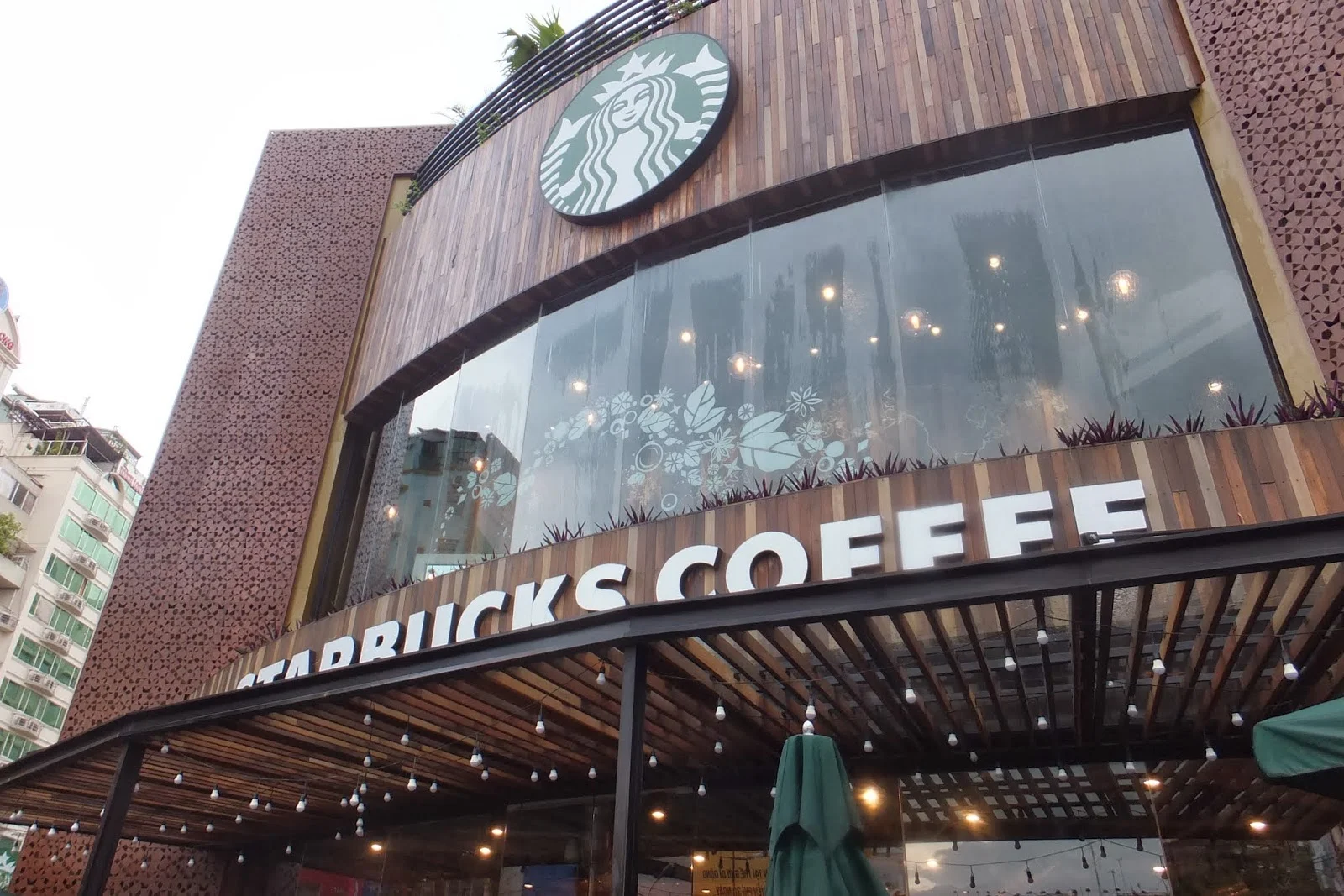 starbucks-coffee-vietnam-first スターバックスコーヒーベトナム第1号店
