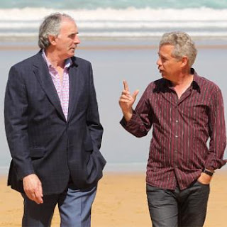José Ángel Iribar y Roberto López Ufarte paseando por la playa de Zarauz