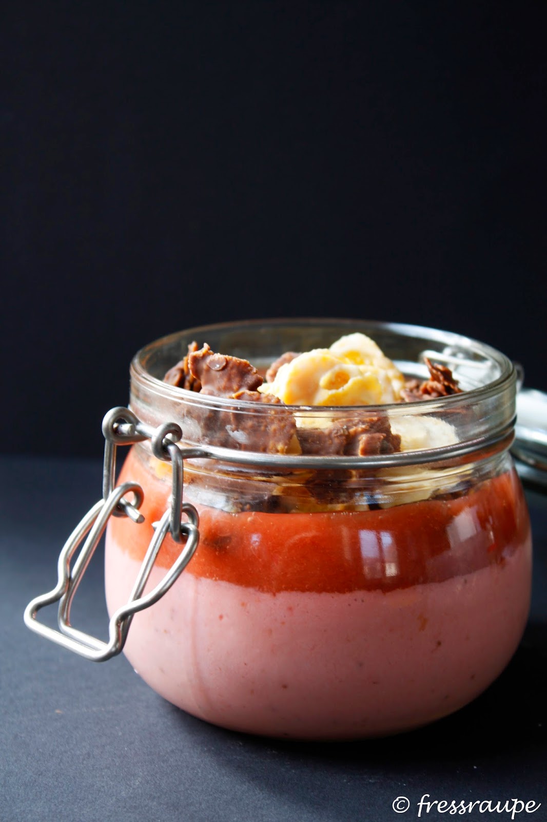 fressraupe: Erdbeer-Rhabarber-Joghurt mit Schoko-Crossies