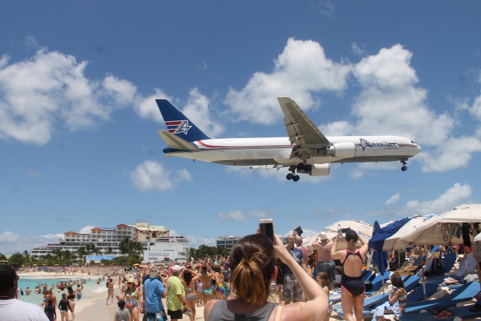 St Maartenin lentokoneranta Karibian risteily lasten kanssa - vinkit ja kokemuksia Carnival Glory ja MSC Divina / Maho Beach