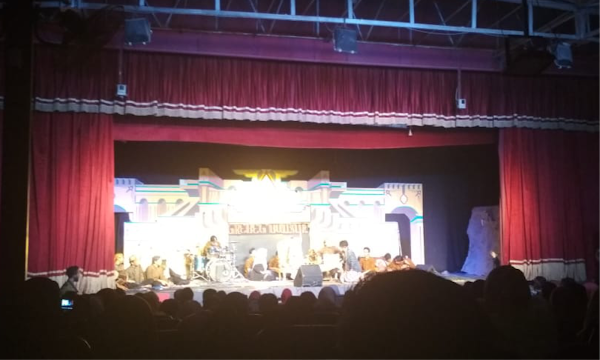 Semarak HUT ke-31, KSW Mesir Tampilkan Teater Adaptasi Novel “Raden Mandasia si Pencuri Daging Sapi” Semarak HUT ke-31, KSW Mesir Tampilkan Teater Adaptasi Novel “Raden Mandasia si Pencuri Daging Sapi”