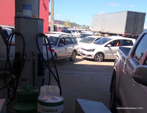 Filas de carros se formam nos postos de combustíveis de Santa Cruz do Capibaribe