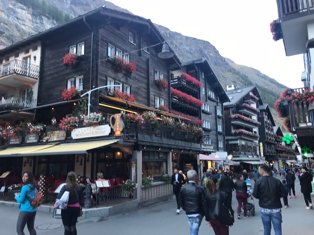 スイスのツェルマットのメインストリート