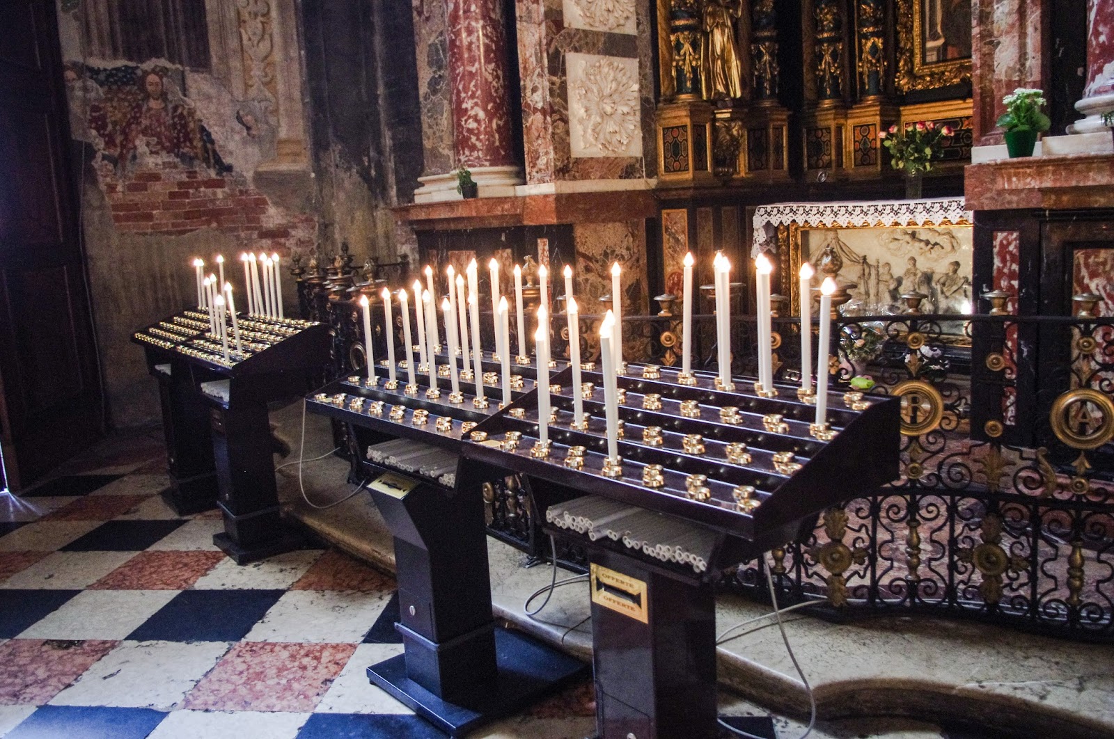 Где ставить свечи за здравие в церкви. Свечи в церкви. Свечи в католическом храме. Поминальный стол в храме. Свеча в церкви за упокой.