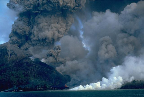 Indonesian authorities are preparing to evacuate nearly 1,000 people after Banda Api volcano awakes  Banda_api_2_volcano_indonesia_photo_willem_rohi_1988_vsoi