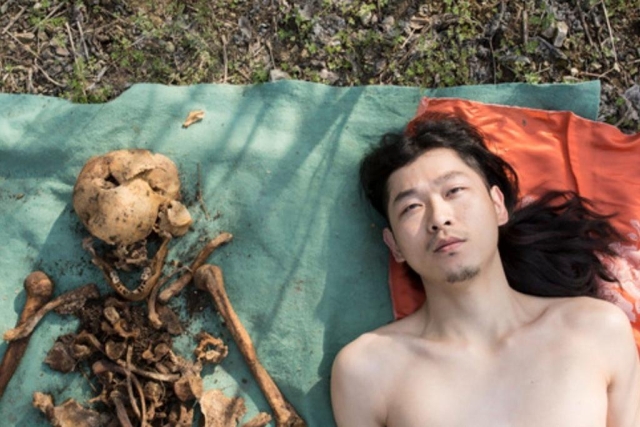 foto Samping Tulang Ayahnya Pria China Mendapat Kecaman
