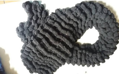 Cachecol de adulto feito com linha de pom pom Cachecol de adulto feito com linha de pom pom