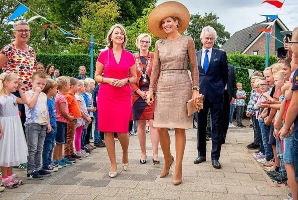 The purpose of the course is to teach children the principles of artificial intelligence. Queen Maxima wore lace dress by Natan