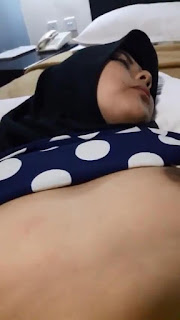 Desahan nikmat cewek berjilbab dientot