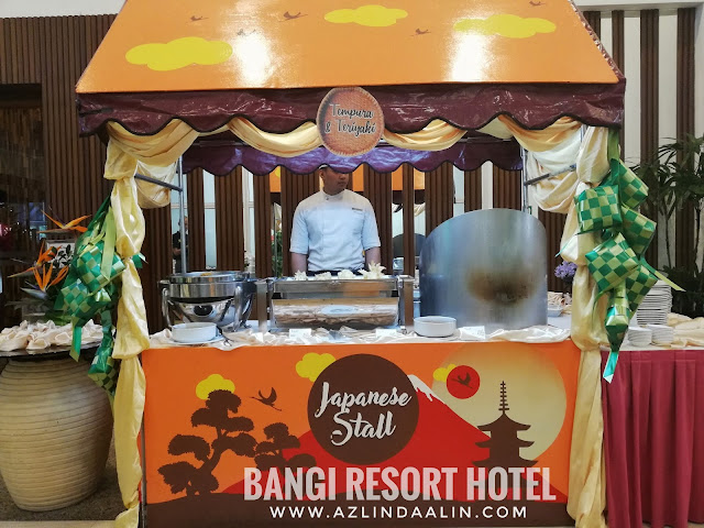 BUFFET CAHAYA RAMADAN 2019 BUKA PUASA DI BANGI RESORT HOTEL - Bila tibanya bulan puasa Ramadan, majlis buka puasa secara buffet memang tak asing lagi di negara kita ini. Jadi ! Entri hari ini, mummy Nak kongsikan pada korang BUFFET CAHAYA RAMADAN 2019 BUKA PUASA DI BANGI RESORT HOTEL. BUFFET CAHAYA RAMADAN 2019 BUKA PUASA DI BANGI RESORT HOTEL Mungkin ada yang tercari-cari tempat makan untuk majlis berbuka di sekitar Bangi dan Putrajaya samada berbuka puasa dengan keluarga, kawan sepejabat, sanak saudara atau rakan-rakan. Nak nampak best berbuka puasa secara esklusif ni, memang mummy highly recommended BUFFET CAHAYA RAMADAN 2019 BUKA PUASA DI BANGI RESORT HOTEL BUFFET CAHAYA RAMADAN 2019 BUKA PUASA DI BANGI RESORT HOTEL akan berada di Restoran Funtasia tingkat 1 di Bangi Resort Hotel. Ada yang tanya mummy, hotel baru ke tu?? Tak pernah dengar nama BANGI RESORT HOTEL tu pun. Oh ya ! Kalau korang nak tahu... hotel ni, dulu kala pernah menggunakan nama HOTEL EQUATORIAL BANGI dan juga HOTEL BANGI-PUTRAJAYA. Jangan tanya mummy lelebih kenapa mereka tukar nama ye ! LEBIH 200 SELEKSI PILIHAN MENU BUFFET CAHAYA RAMADAN 2019 BUKA PUASA DI BANGI RESORT HOTEL Kalau korang nak tahu, sebenarnya berbaloi ke BUFFET CAHAYA RAMADAN 2019 BUKA PUASA DI BANGI RESORT HOTEL. Sebab mereka menghidangkan lebih 200 seleksi pilihan menu untuk BUFFET CAHAYA RAMADAN 2019 BUKA PUASA DI BANGI RESORT HOTEL. Banyak,kan ! Jadi bagi sesiapa yang picky eater. Mummy yakin, dalam banyak-banyak menu di sini pasti ada pilihan yang sesuai ! BUFFET CAHAYA RAMADAN 2019 BUKA PUASA DI BANGI RESORT mengetengahkan menu masakan kampung serta antarabangsa. Terdapat bermacam-macam pilihan makanan dari chef-chef yang hebat dari pembuka selera, mee, nasi, pelbagai lauk sehingga ke pemanis mulut Pilihan minuman yang beraneka jenis dari minuman panas hinggalah ke minuman sejuk Pelbagai sambal : sambal hitam, sambal belacan, sambal tempoyak, sambal mangga, sambal kicap dan lain-lain Tak lupa juga, kid's corner yang di tunggu-tunggu oleh anak-anak kami ! Nasi Kerabu dan Ayam berempah Satay ayam dan daging Japanese Stall juga ada di sini ! Buffet Ramadan di sini memang KAMBING BAKAR ini WAJIB ! Tarikan istimewa tahun ini, ada kehadiran robot bernama "Robbie" yang boleh menyediakan aiskrim dan minuman berasaskan kopi. Nak tahu macam mana? Haaa..bab ni, kena datang sendiri pada bulan Ramadhan nanti. Semua menu BUFFET CAHAYA RAMADAN 2019 BUKA PUASA DI BANGI RESORT HOTEL memang banyak dan boleh memuaskan hati pengunjung. Jangan ragu-ragu bab HALAL. Dapur Funtasia, harmoni, pastry dan banquet semuanya HALAL serta disahkan oleh JAKIM ANAK-ANAK LEPAK SANTAI DI KOLAM IKAN BANGI RESORT HOTEL Sementara nak tunggu waktu buka puasa, anak-anak boleh beriadah di luar BANGI RESORT HOTEL untuk memberi ikan makan di kolam ikan atau ambil angin di kawasan kolam renang. Anak-anak kecil pastinya suka aktiviti sebegini, dan taklah mereka bosan menunggu waktu buffet buka puasa atau waktu makan malam yang panjang. Makanan ikan boleh di dapati dan di beli di lobi hotel. Jangan masukkan sebarangan makanan tau ! Ikan di sini lain. Mereka ada allergy tersendiri. HARGA BUFFET CAHAYA RAMADAN 2019 BUKA PUASA DI BANGI RESORT HOTEL Berapa HARGA BUFFET CAHAYA RAMADAN 2019 BUKA PUASA DI BANGI RESORT HOTEL ? Harga BUFFET CAHAYA RAMADAN 2019 BUKA PUASA DI BANGI RESORT HOTEL adalah serti di bawah :- Beli dari tarikh 15 MAC - 15 APRIL 2019 : RM75++ (dewasa) dan RM37. 50++ (kanak-kanak) PRA BAYAR (24 JAM SEBELUM) : RM90++ (dewasa) dan RM45++ (kanak-kanak) WALK IN DAN HARGA BIASA : RM120++ (dewasa) dan RM60 (kanak-kanak) Bagi setiap pelanggan dewasa yang membeli pakej BUFFET CAHAYA RAMADAN 2019 BUKA PUASA DI BANGI RESORT HOTEL. Setiap RM3.50 akan di salurkan ke tabung Islamic Relief Malaysia. Untuk tempahan, hubungi : Telefon : 03-82102222 Email : fb_reservations@hotelbangi-putrajaya.com Website : www.bangiresorthotel.com BUFFET CAHAYA RAMADAN 2019 BUKA PUASA DI BANGI RESORT HOTEL - Bila tibanya bulan puasa Ramadan, majlis buka puasa secara buffet memang tak asing lagi di negara kita ini. Jadi ! Entri hari ini, mummy Nak kongsikan pada korang BUFFET CAHAYA RAMADAN 2019 BUKA PUASA DI BANGI RESORT HOTEL. BUFFET CAHAYA RAMADAN 2019 BUKA PUASA DI BANGI RESORT HOTEL Mungkin ada yang tercari-cari tempat makan untuk majlis berbuka di sekitar Bangi dan Putrajaya samada berbuka puasa dengan keluarga, kawan sepejabat, sanak saudara atau rakan-rakan. Nak nampak best berbuka puasa secara esklusif ni, memang mummy highly recommended BUFFET CAHAYA RAMADAN 2019 BUKA PUASA DI BANGI RESORT HOTEL BUFFET CAHAYA RAMADAN 2019 BUKA PUASA DI BANGI RESORT HOTEL akan berada di Restoran Funtasia tingkat 1 di Bangi Resort Hotel. Ada yang tanya mummy, hotel baru ke tu?? Tak pernah dengar nama BANGI RESORT HOTEL tu pun. Oh ya ! Kalau korang nak tahu... hotel ni, dulu kala pernah menggunakan nama HOTEL EQUATORIAL BANGI dan juga HOTEL BANGI-PUTRAJAYA. Jangan tanya mummy lelebih kenapa mereka tukar nama ye ! LEBIH 200 SELEKSI PILIHAN MENU BUFFET CAHAYA RAMADAN 2019 BUKA PUASA DI BANGI RESORT HOTEL Kalau korang nak tahu, sebenarnya berbaloi ke BUFFET CAHAYA RAMADAN 2019 BUKA PUASA DI BANGI RESORT HOTEL. Sebab mereka menghidangkan lebih 200 seleksi pilihan menu untuk BUFFET CAHAYA RAMADAN 2019 BUKA PUASA DI BANGI RESORT HOTEL. Banyak,kan ! Jadi bagi sesiapa yang picky eater. Mummy yakin, dalam banyak-banyak menu di sini pasti ada pilihan yang sesuai ! BUFFET CAHAYA RAMADAN 2019 BUKA PUASA DI BANGI RESORT mengetengahkan menu masakan kampung serta antarabangsa. Terdapat bermacam-macam pilihan makanan dari chef-chef yang hebat dari pembuka selera, mee, nasi, pelbagai lauk sehingga ke pemanis mulut Pilihan minuman yang beraneka jenis dari minuman panas hinggalah ke minuman sejuk Pelbagai sambal : sambal hitam, sambal belacan, sambal tempoyak, sambal mangga, sambal kicap dan lain-lain Tak lupa juga, kid's corner yang di tunggu-tunggu oleh anak-anak kami ! Nasi Kerabu dan Ayam berempah Satay ayam dan daging Japanese Stall juga ada di sini ! Buffet Ramadan di sini memang KAMBING BAKAR ini WAJIB ! Tarikan istimewa tahun ini, ada kehadiran robot bernama "Robbie" yang boleh menyediakan aiskrim dan minuman berasaskan kopi. Nak tahu macam mana? Haaa..bab ni, kena datang sendiri pada bulan Ramadhan nanti. Semua menu BUFFET CAHAYA RAMADAN 2019 BUKA PUASA DI BANGI RESORT HOTEL memang banyak dan boleh memuaskan hati pengunjung. Jangan ragu-ragu bab HALAL. Dapur Funtasia, harmoni, pastry dan banquet semuanya HALAL serta disahkan oleh JAKIM ANAK-ANAK LEPAK SANTAI DI KOLAM IKAN BANGI RESORT HOTEL Sementara nak tunggu waktu buka puasa, anak-anak boleh beriadah di luar BANGI RESORT HOTEL untuk memberi ikan makan di kolam ikan atau ambil angin di kawasan kolam renang. Anak-anak kecil pastinya suka aktiviti sebegini, dan taklah mereka bosan menunggu waktu buffet buka puasa atau waktu makan malam yang panjang. Makanan ikan boleh di dapati dan di beli di lobi hotel. Jangan masukkan sebarangan makanan tau ! Ikan di sini lain. Mereka ada allergy tersendiri. HARGA BUFFET CAHAYA RAMADAN 2019 BUKA PUASA DI BANGI RESORT HOTEL Berapa HARGA BUFFET CAHAYA RAMADAN 2019 BUKA PUASA DI BANGI RESORT HOTEL ? Harga BUFFET CAHAYA RAMADAN 2019 BUKA PUASA DI BANGI RESORT HOTEL adalah serti di bawah :- Beli dari tarikh 15 MAC - 15 APRIL 2019 : RM75++ (dewasa) dan RM37. 50++ (kanak-kanak) PRA BAYAR (24 JAM SEBELUM) : RM90++ (dewasa) dan RM45++ (kanak-kanak) WALK IN DAN HARGA BIASA : RM120++ (dewasa) dan RM60 (kanak-kanak) Bagi setiap pelanggan dewasa yang membeli pakej BUFFET CAHAYA RAMADAN 2019 BUKA PUASA DI BANGI RESORT HOTEL. Setiap RM3.50 akan di salurkan ke tabung Islamic Relief Malaysia. Untuk tempahan, hubungi : Telefon : 03-82102222 Email : fb_reservations@hotelbangi-putrajaya.com Website : www.bangiresorthotel.com