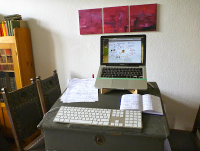 Stehpult mit Rechner und Tastatur