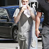 Justin Bieber nada só de cueca em praia e esquece de levar toalha