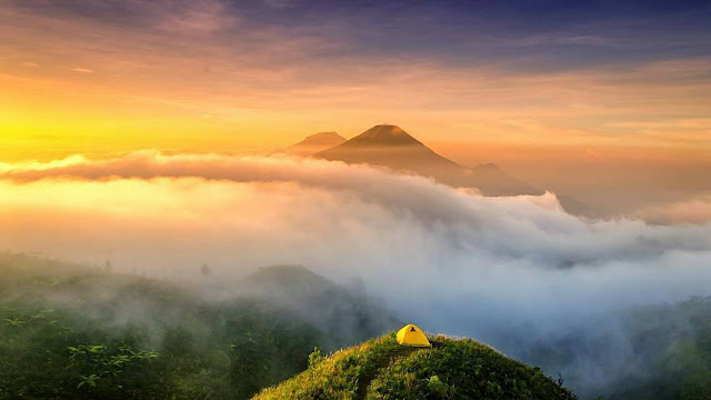 golden sunrise gunung prau foto indah dan keren di puncak gunung prau