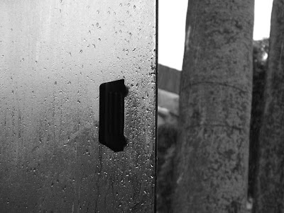 vidro de uma janela de um ônibus aberta. A janela foi molhada pela chuva