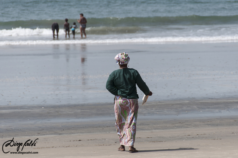 Gambia, el país de los niños - Blogs de Gambia - Playa de Senegambia y los cayucos de Tanji (1)