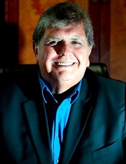 Alan García Pérez Foto de Alan García Pérez sonriendo