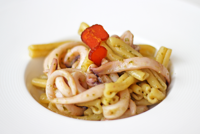 Ζυμαρικά με Πέστο Βασιλικού και Καλαμάρι / Pasta al pesto with Squid Ζυμαρικά με Πέστο Βασιλικού και Καλαμάρι / Pasta al pesto with Squid