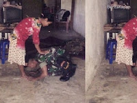 Cium Kaki Sang Ibu, Foto Tentara Ini Bikin Haru Dan Menjadi Viral Di Media Sosial