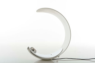 Diseño de lampara curva muy interesante.