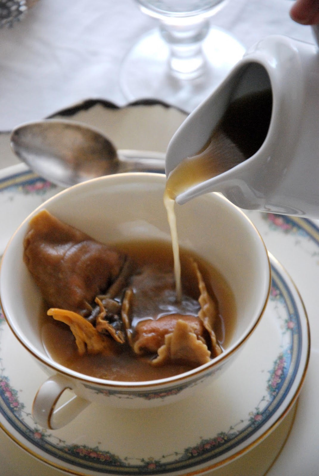 Consomé de setas con ravioli trufado — Chez Silvia