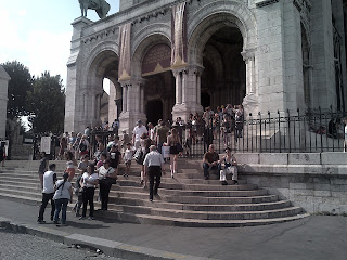 Les marches du Sacré-cœur, envahies de visiteurs. marches du Sacré-cœur, visiteurs. Montmartre.