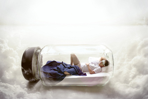 Imagen de una persona durmiendo dentro de un tarro de cristal